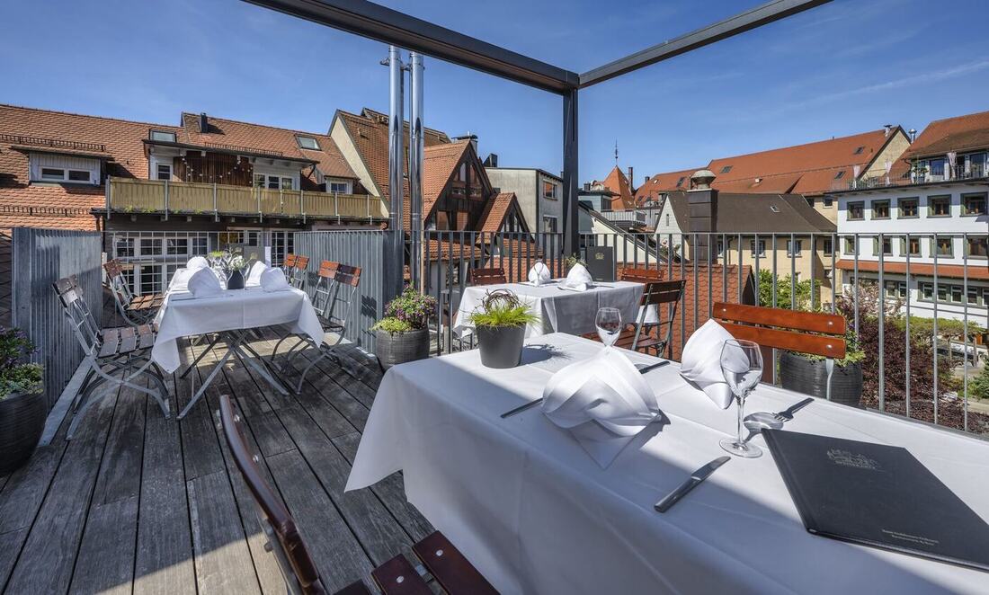 Dachterrasse im Restaurant Zum Goldenen Ochsen Ravensburg — Blick über die Altstadtdächer