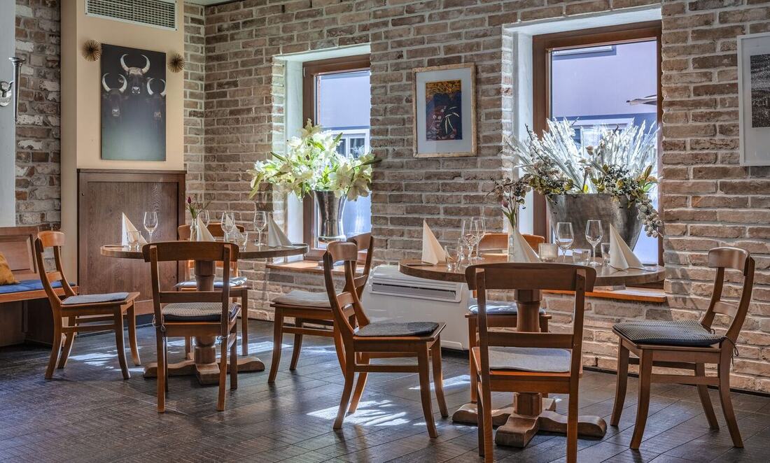 Die Schmiede im Restaurant Zum Goldenen Ochsen Ravensburg — Veranstaltungsraum mit Backsteinwänden